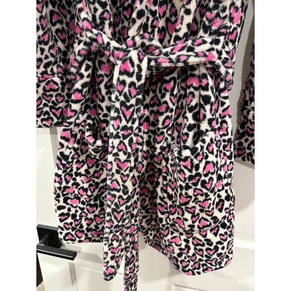 Victoria's Secret Cheetah Leopard Heart Print Fuzzy Plush Robe Size M/L - Picture 2 of 5
